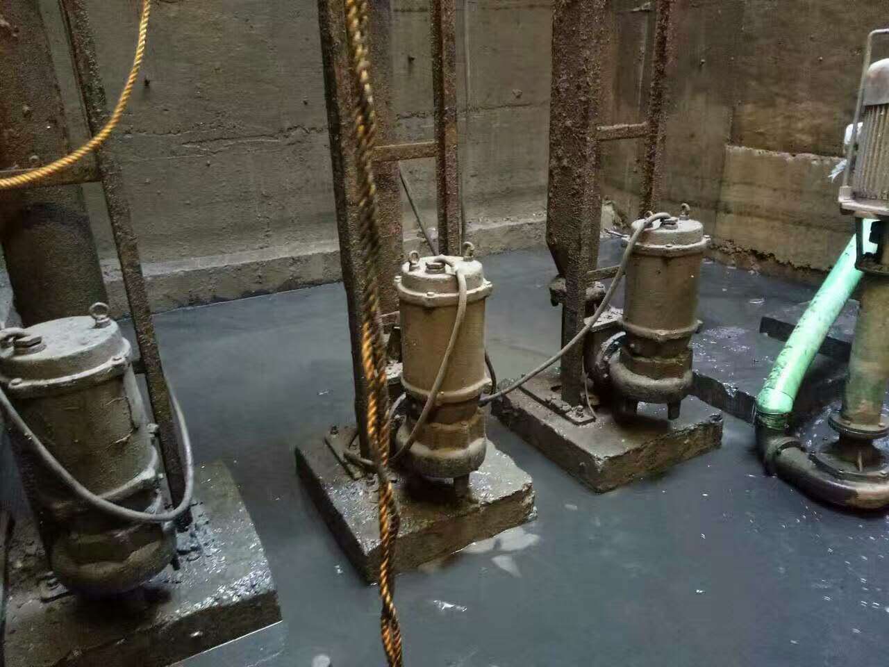 毛嘴镇污水池清理