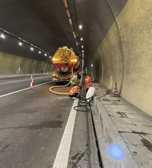 毛嘴镇隧道排水渠清淤